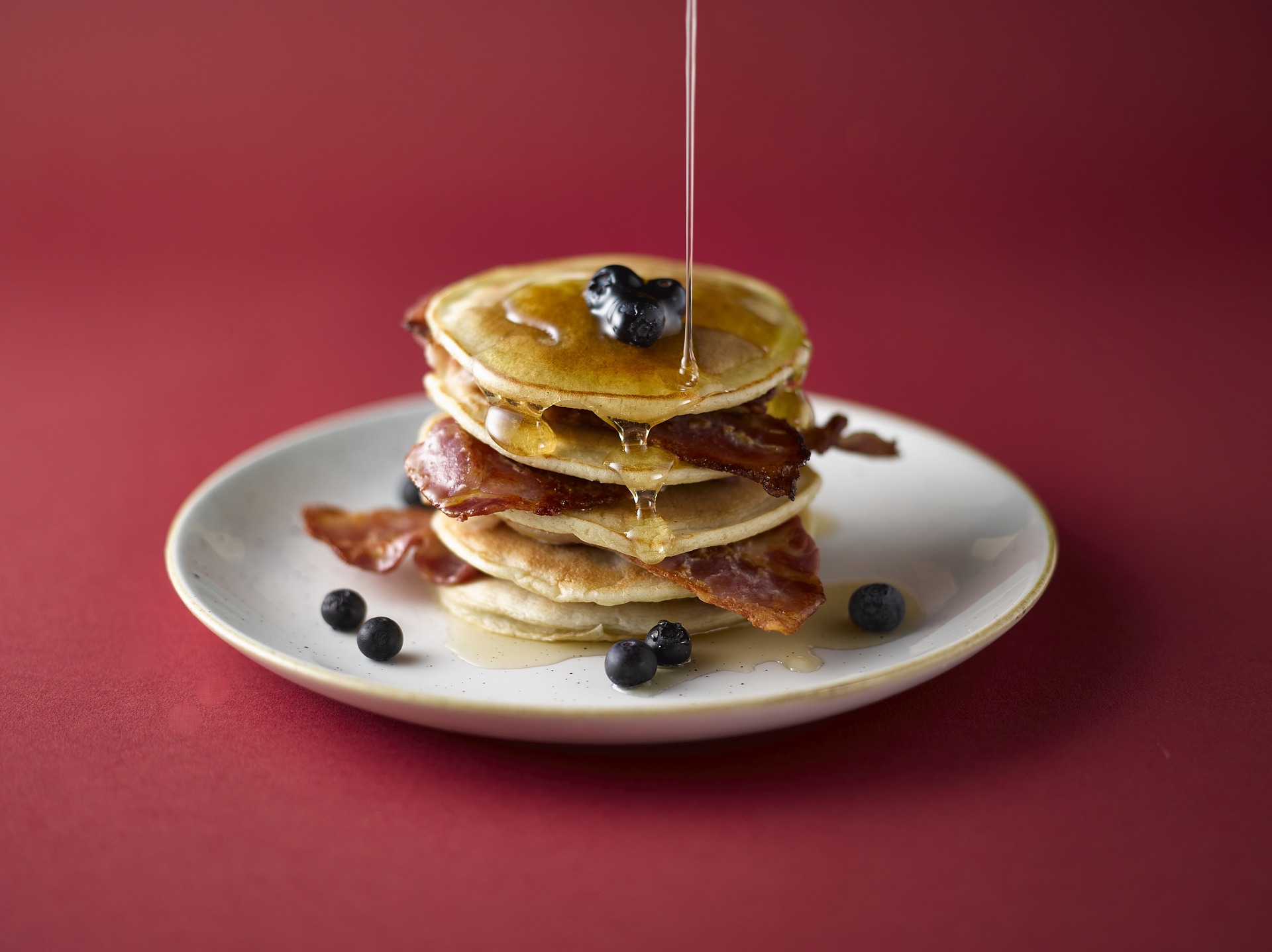 piatto con pancake e miele