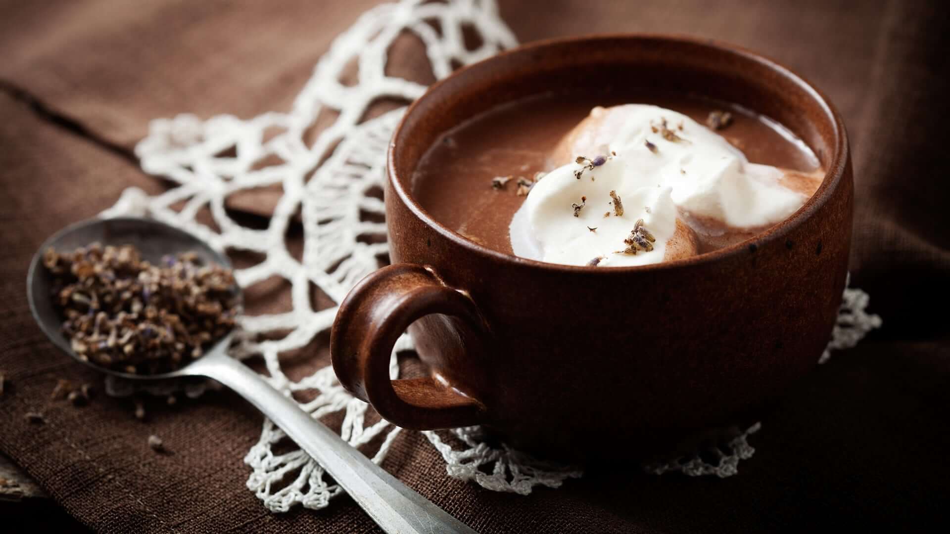 tazza con cioccolata calda