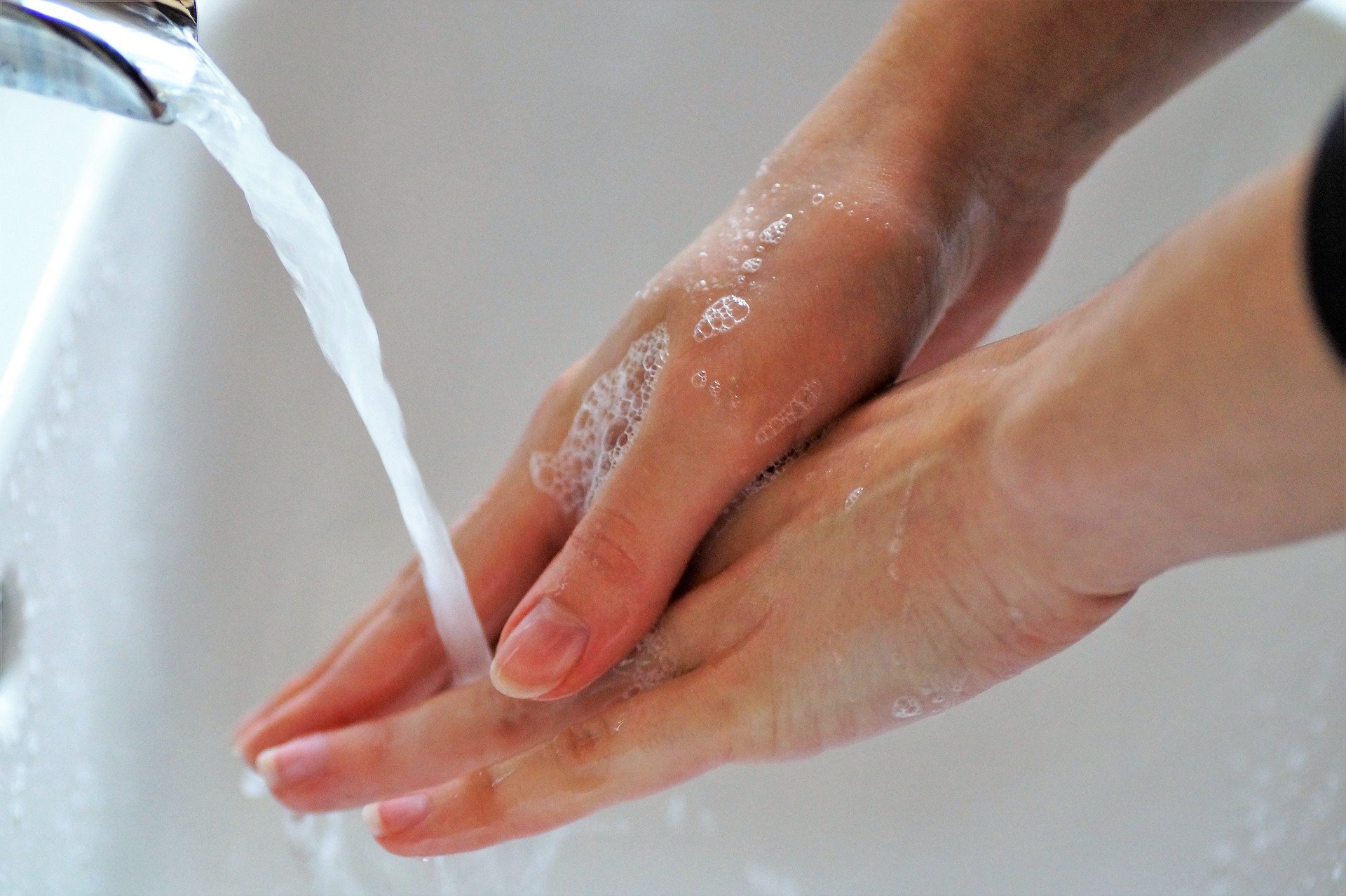 mani con sapone